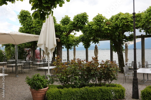 Außengastronomie am Zürichsee im Zentrum von Hurden photo