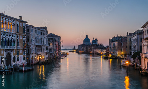 Canal Grande mit Santa Maria della Salute am Morgen © riebevonsehl