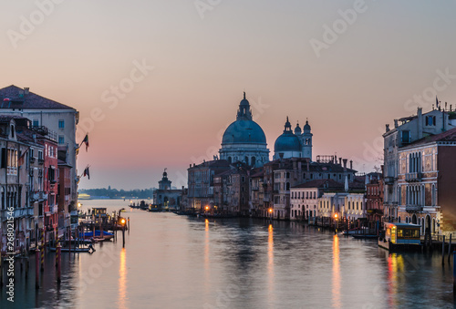 Canal Grande mit Santa Maria della Salute am Morgen © riebevonsehl