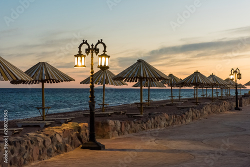 Foto Abandoned empty street, sea and old lamp in Dahab resort Egypt