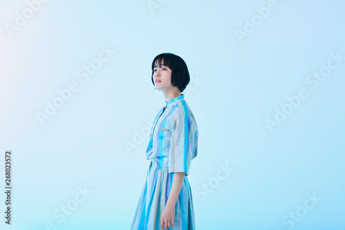 Canvastavla 青いワンピースを着た若い女性