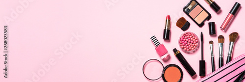 Fototapeta Makijaż profesjonalnych kosmetyków na różowym tle.