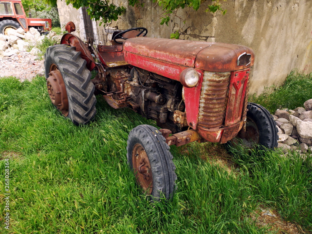 Φωτογραφία Alter Traktor in Rot mit Rost und Patina für die Landwirtschaft mit Scheinwerfer