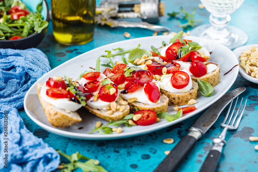 Bruschetta mit Kirschtomate und Mozzarella Bruschetta mit Kirschtomate und Mozzarella