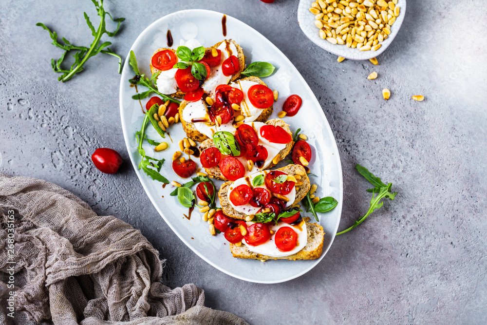 Bruschetta mit Kirschtomate und Mozzarella Stock Photo | Adobe Stock