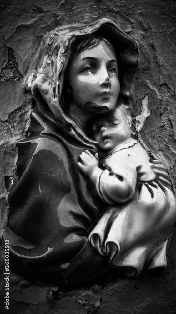 icona con madonna e bambino su un muro della città icona con madonna e bambino su un muro della città