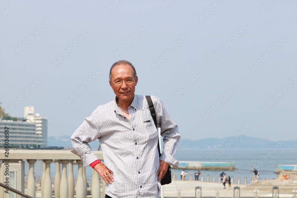 旅行するシニア男性 旅行するシニア男性