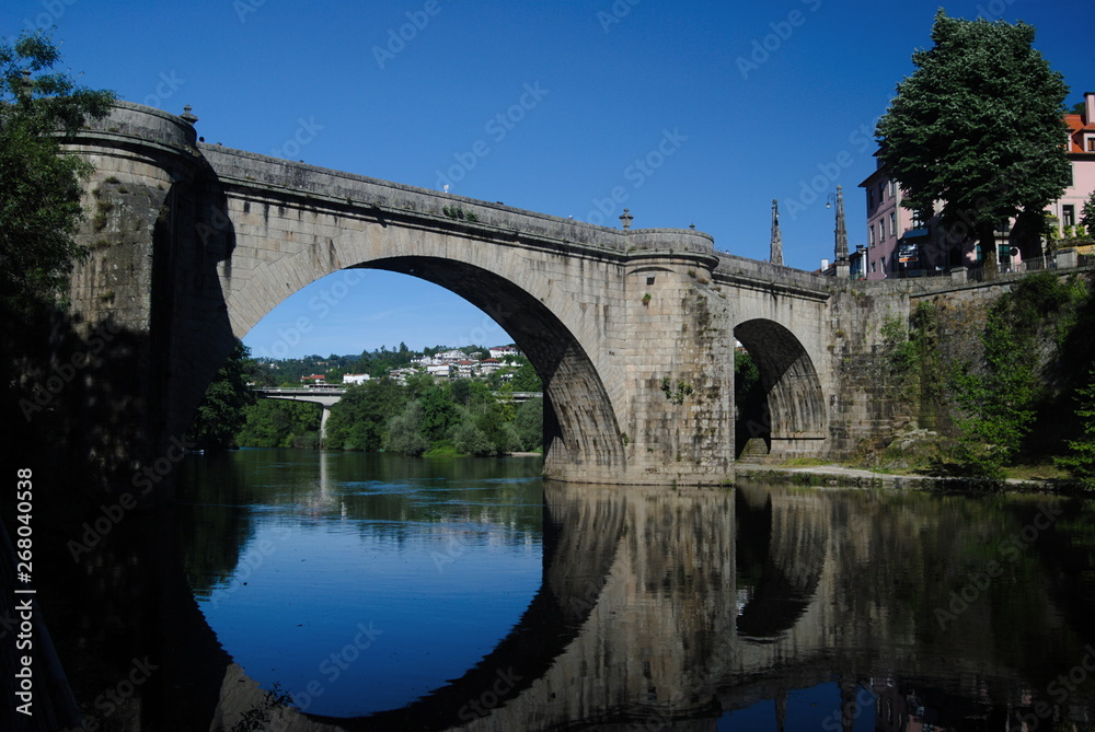 Reflexo de ponte na água do rio na cidade de Amarante no norte de Portugal