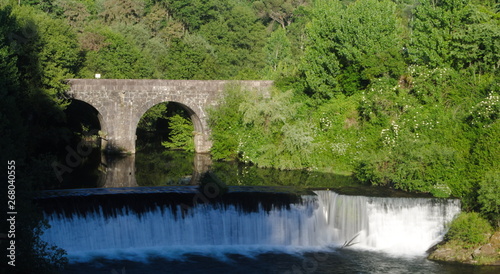 Ponte de um rio com queda de água no norte de portugal