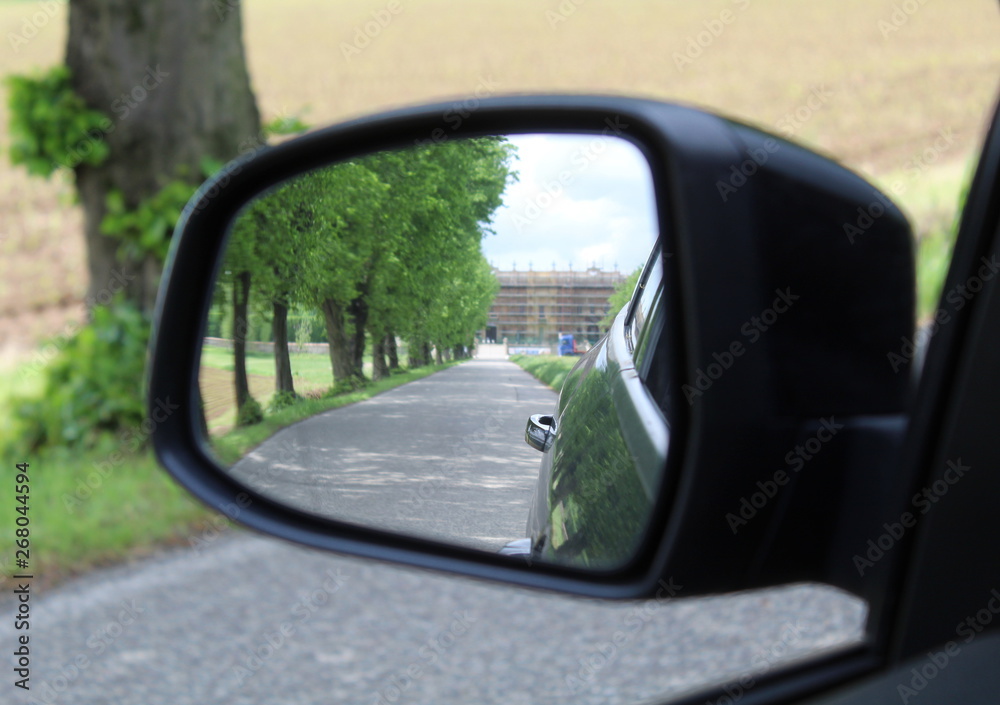 Specchio retrovisore dell'auto in campagna in primavera