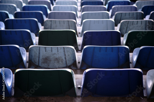 Die Rückansicht auf die Lehnen und Sitzplätze von Sitzreihen in einem Stadion...
