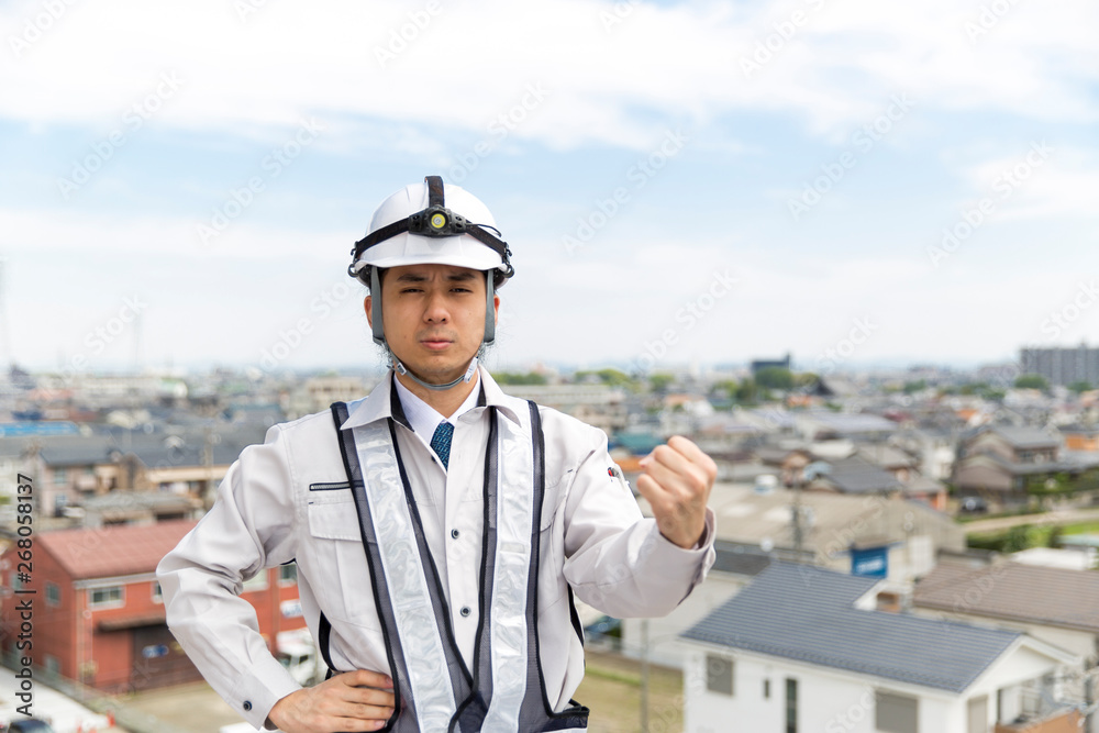 施工管理の男性　街並み背景