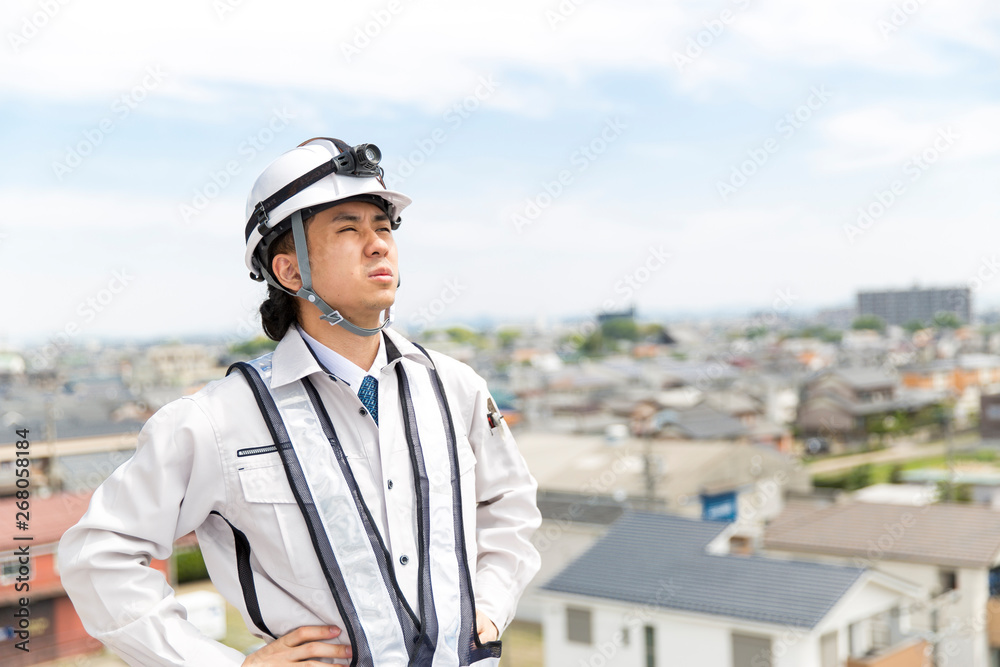 安全管理の男性 街並み背景 安全管理の男性 街並み背景