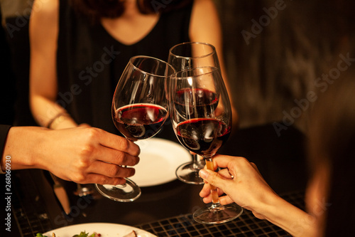 赤ワインで乾杯をする男女