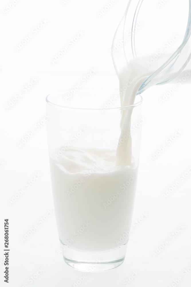 グラスに注ぐ牛乳 グラスに注ぐ牛乳