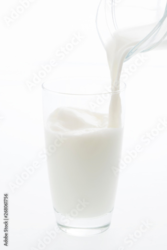 グラスに注ぐ牛乳