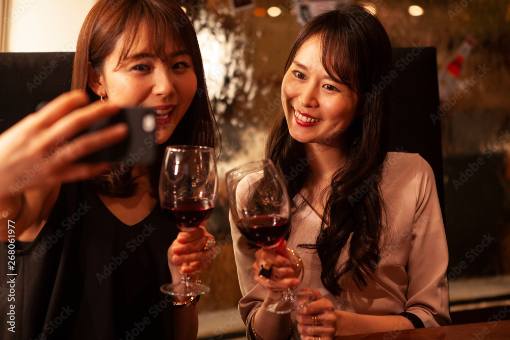 おしゃれなバーでの女子会 おしゃれなバーでの女子会