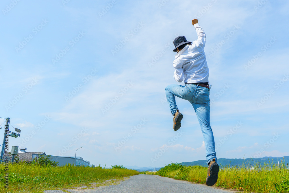 ガッツポーズ ジャンプ 男性 Stock 写真 Adobe Stock