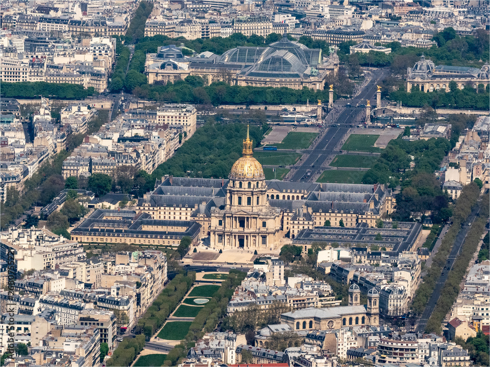 vue aérienne du Grand Palais et des Invalides à Paris