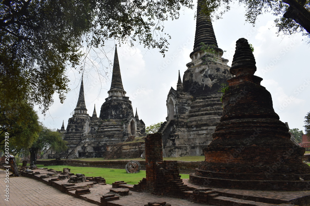 Fototapeta premium Ayuttahaya kompleks świąntynny Tajlandia, Wat Mahathat, Wat Phra Si Sanphet
