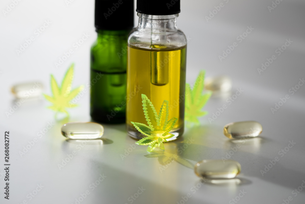 Pillen, Tabletten, Kapseln und Öl mit Cannabis Marihuana Hanf und CBD in Labor Becherglas gegen Schmerzen zur Therapie als Medizin Pillen, Tabletten, Kapseln und Öl mit Cannabis Marihuana Hanf und CBD in Labor Becherglas gegen Schmerzen zur Therapie als Medizin