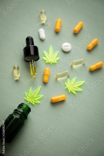 Pillen, Tabletten und Kapseln mit Cannabis Marihuana Hanf und CBD Öl gegen Schmerzen zur Therapie als Medizin Arzneimittel