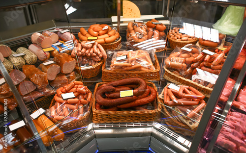 Refrigerated display case w...