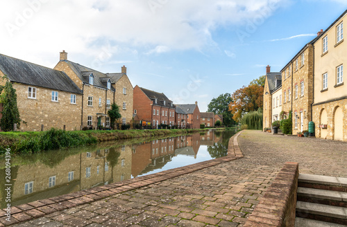 Obraz na plátně The restored Stroudwater canal running through Ebley Mills, Stroud, England
