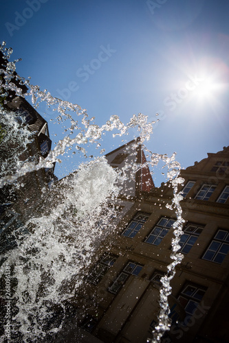 Wasserspiel in Brunnen in City photo