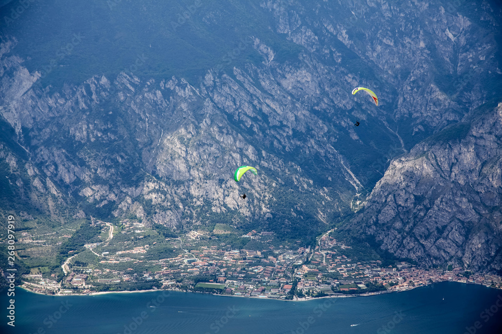 Obraz premium Paragliding over the lake