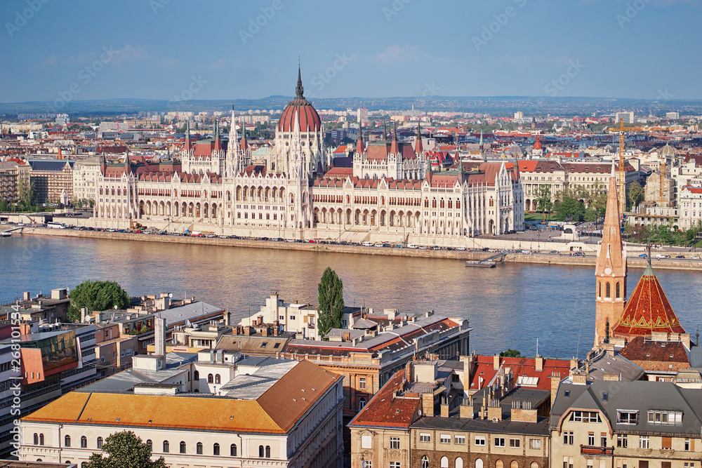 Obraz premium Beautiful cityscape. Hungarian parliament building at Danube river in Budapest city, Hungary.