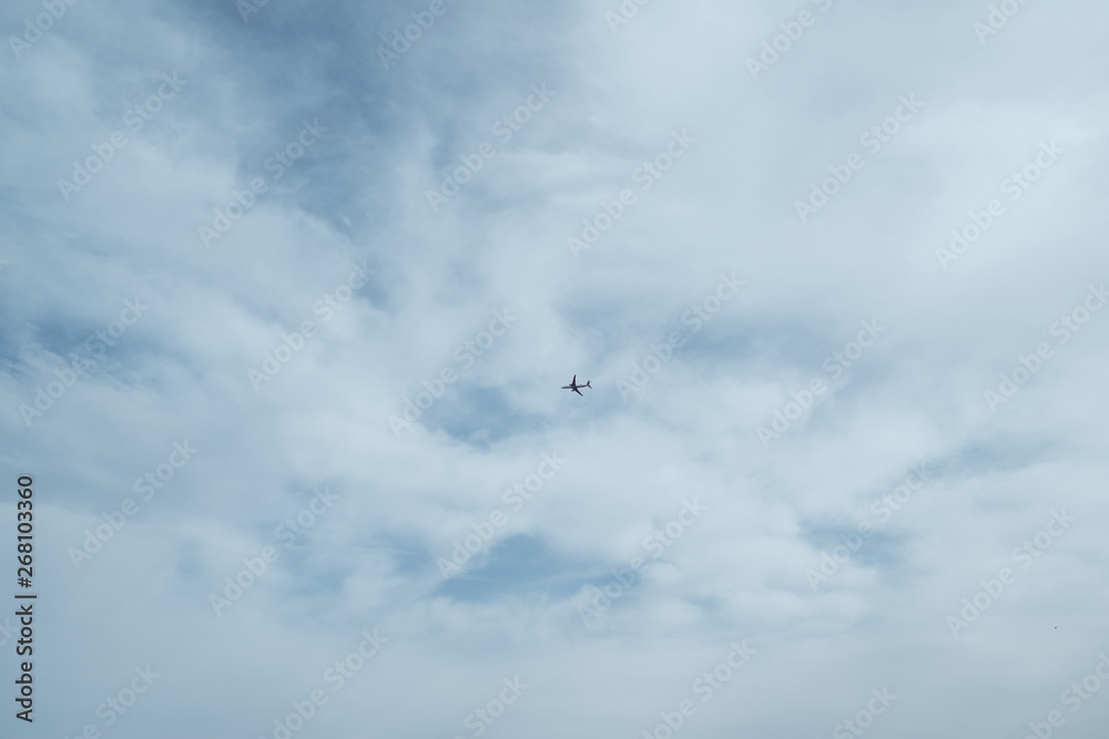 Flugzeug am Ibiza Himmel blau