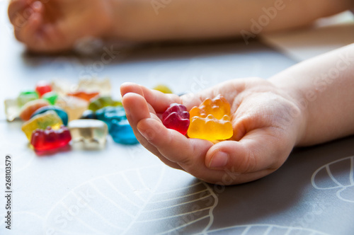 Cuadro en lienzo Jelly sweets in a hand of kid