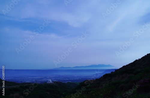 ミヤマキリシマが満開の仙酔峡から見る阿蘇外輪山