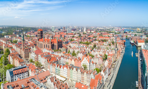 Gdańsk - panorama turystyczne części miasta z lotu ptaka. Rzeka Motława przepływająca przez miasto. 