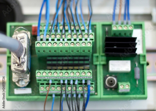 Fotografia Blurred and de-focus electrical terminal block ( connector ) with wires on the electronic board