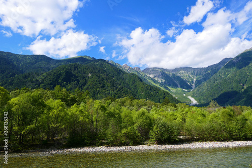 中部山岳国立公園。上高地を流れる梓川。松本 長野 日本。８月下旬。