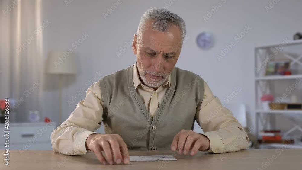 Old man successfully combining puzzle, exercise to improve cognitive function Old man successfully combining puzzle, exercise to improve cognitive function