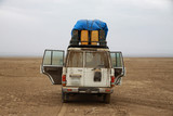 stojący samochód terenowy z otwartymi drzwiami podczas postoju na pustkowiu w pustynnym terenie