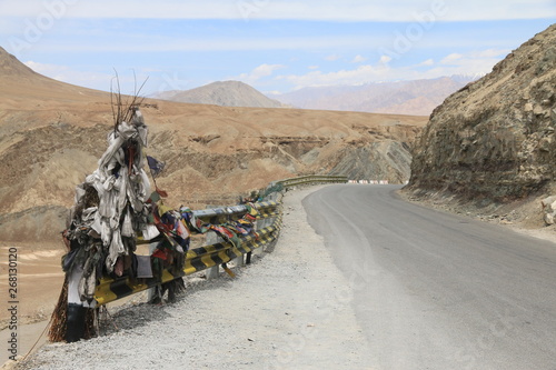 asfaltowa droga wysoko w górach, himalaje, nepal