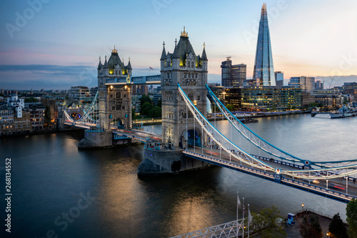 Die beleuchtete Tower Br  cke und Skyline in London am Abend  Gro  britannien
