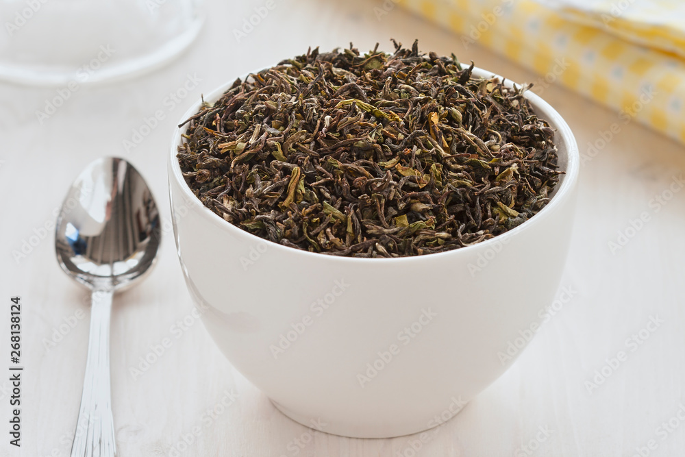 Fototapeta premium green tea leaves in a bowl