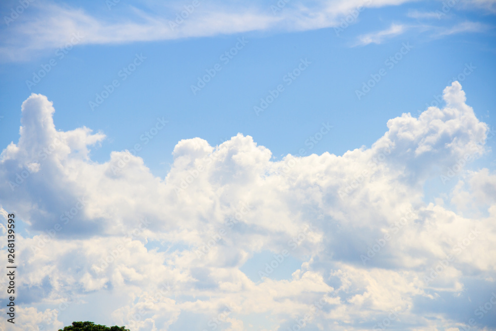 Obraz premium Blue sky and cloud view on chilling day.