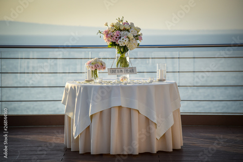 Tavolo per matrimonio in riva al mare