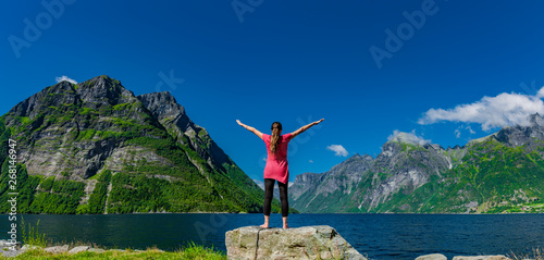 Frau mit Kleid in Pink am fjord
