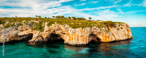 Fotografija Cala Barquez, Mallorca, Spain. Cliffs and caves, ocean.
