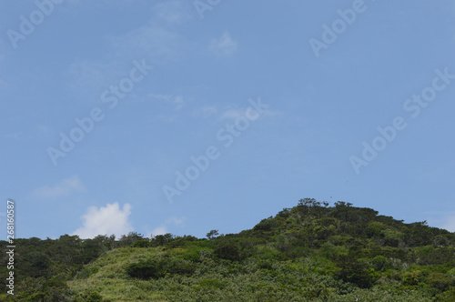 山の向こうに青空が広がっている