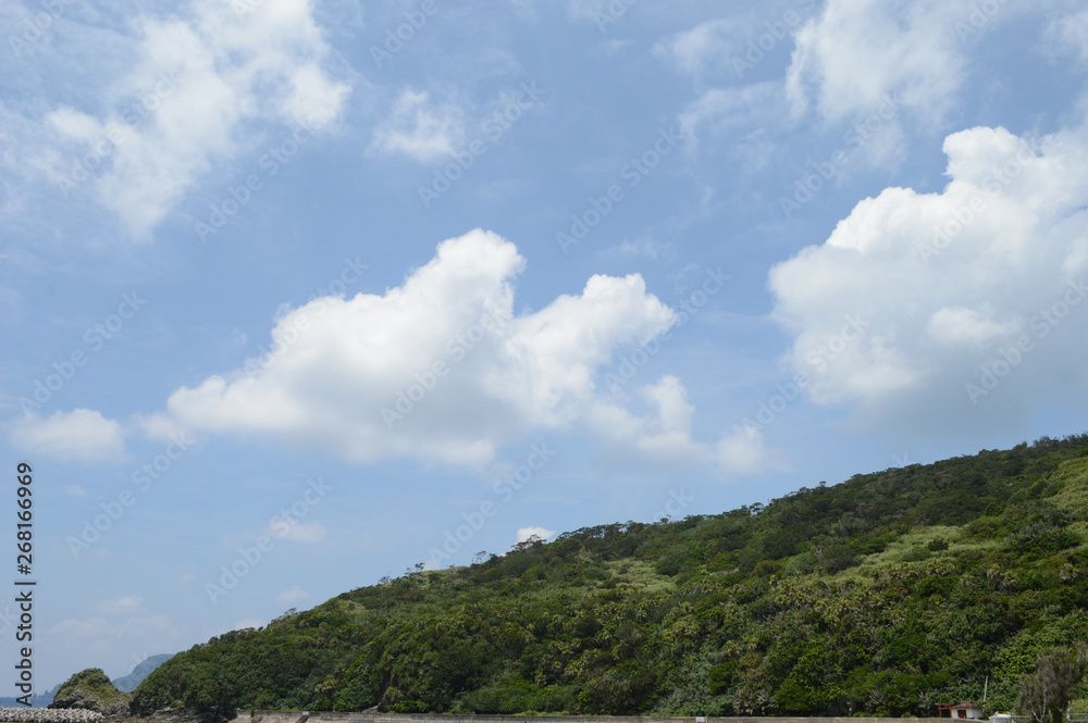 山の向こうに青空が広がっている