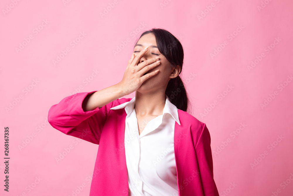 Sleepy young Asian woman yawn.
