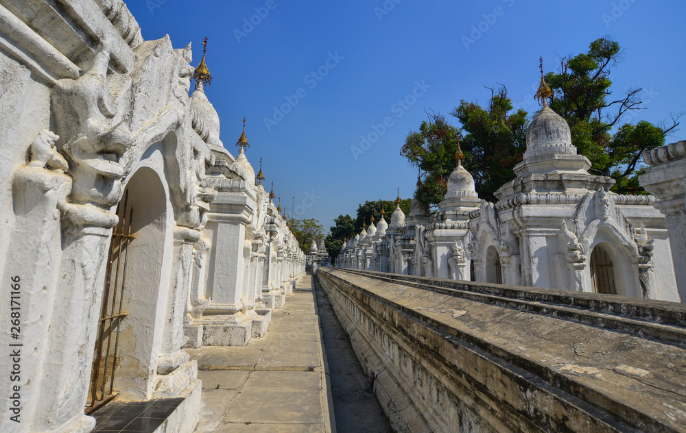 Obraz premium Kuthodaw Pagoda in Mandalay, Myanmar